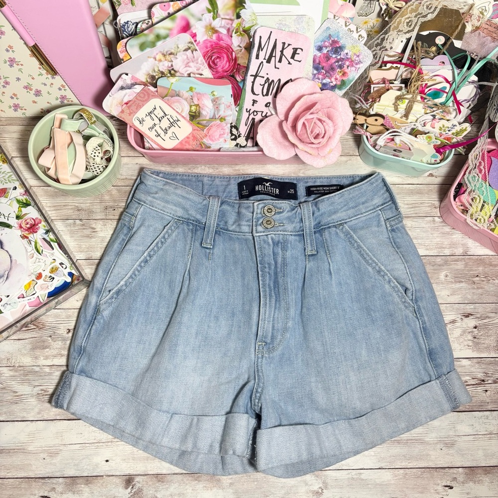 Hollister High-Rise Mom Denim Jean Shorts 3” Size 1 W25 Light Denim Front Pleats